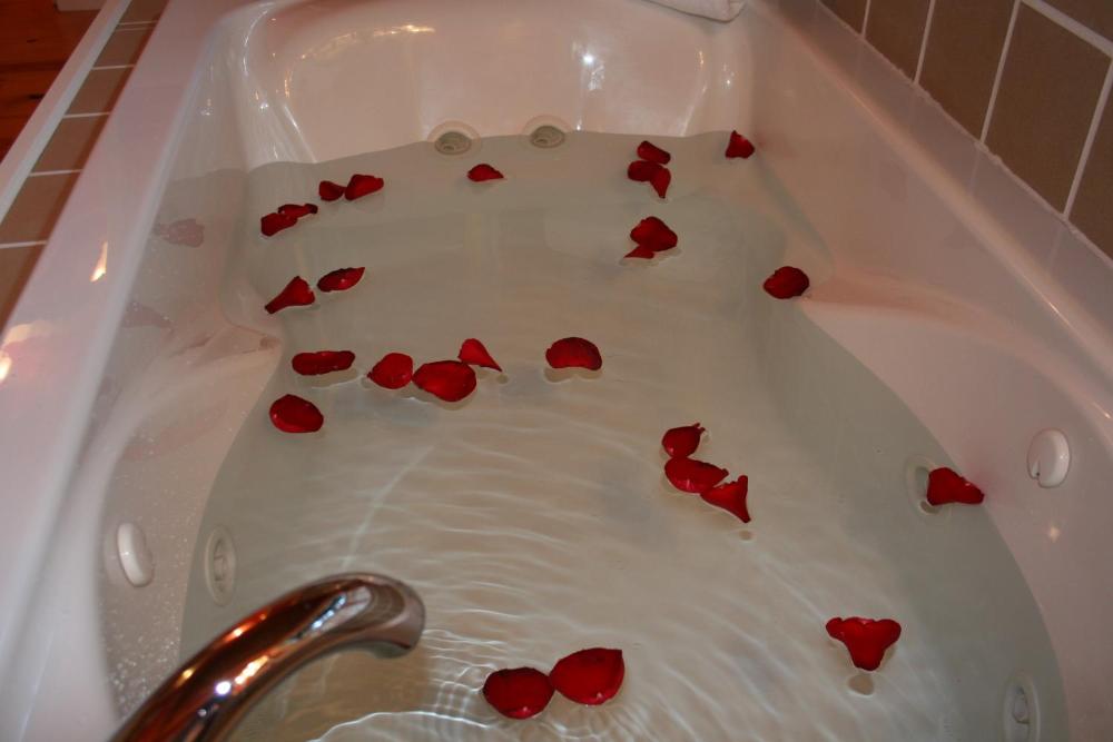 King Room with Spa Bath - The Ouachita interior